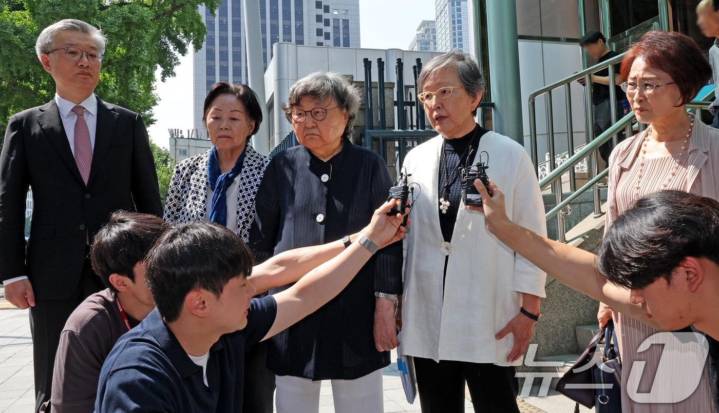 김숙희 전 교육부 장관&#40;왼쪽 세번째&#41;과 김혜숙 전 이대 총장&#40;왼쪽 네번째&#41;이 20일 오전 서울 서대문구 경찰청에서 &#39;여대생 성상납&#39; 발언을 한 김준혁 더불어민주당 의원을 고발한 뒤 취재진 질문에 답변하고 있다. 김준혁 의원 측은 이대 동문 고발과 관련해 허위사실 적시에 의한 명예훼손과 업무방해 등의 혐의로 맞고소를 진행했다. 2024.6.20/뉴스1 ⓒ News1 장수영 기자