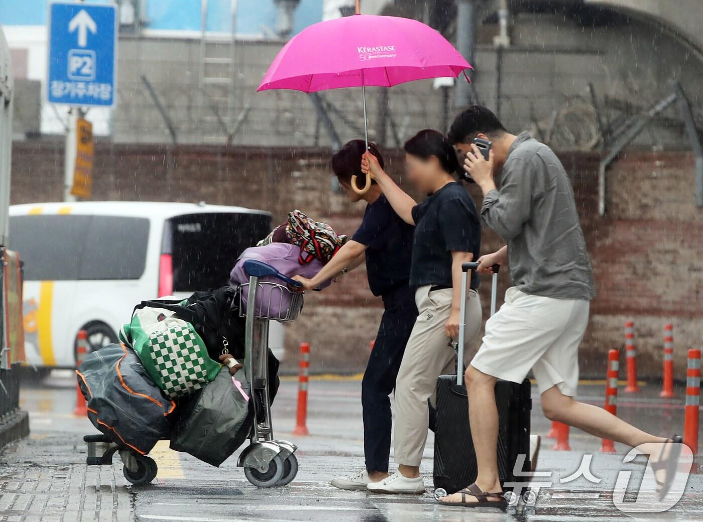 제주에 올해 첫 장맛비가 내린 20일 오전 제주국제공항에서 관광객들이 비를 피해 빠르게 이동하고 있다. 2024.6.20/뉴스1 ⓒ News1 오현지 기자