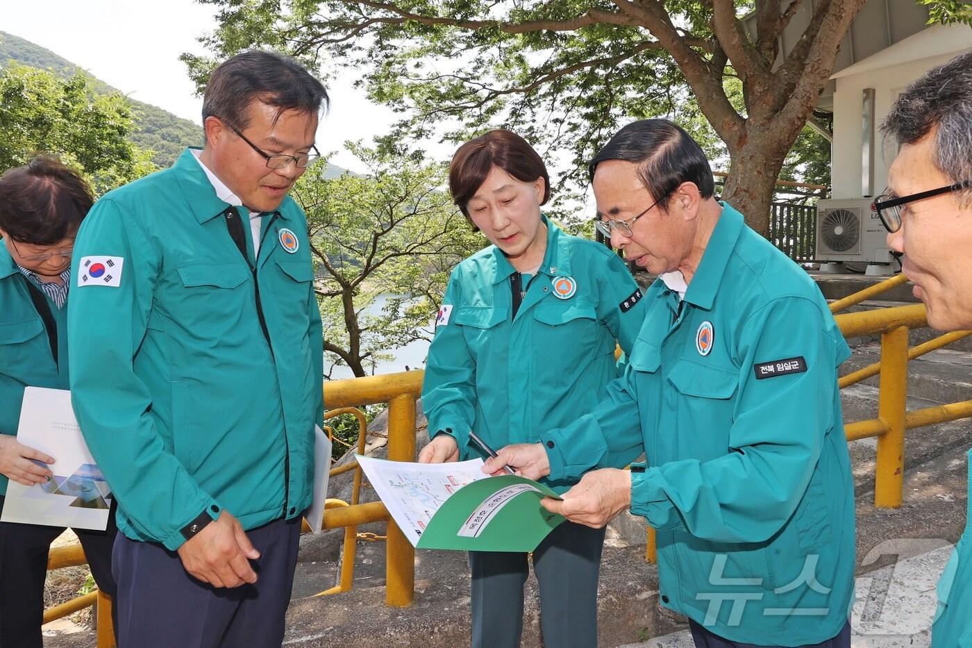 지난 19일 심민 전북자치도 임실군수&#40;오른쪽 첫번째&#41;가 한화진 환경부장관&#40;가운데&#41;을 만나 옥정호 순환도로 개설 필요성을 비롯한 옥정호 권역 숙원사업 해결을 위한 지원을 건의하고 있다.&#40;임실군제공&#41;2024.6.20/뉴스1