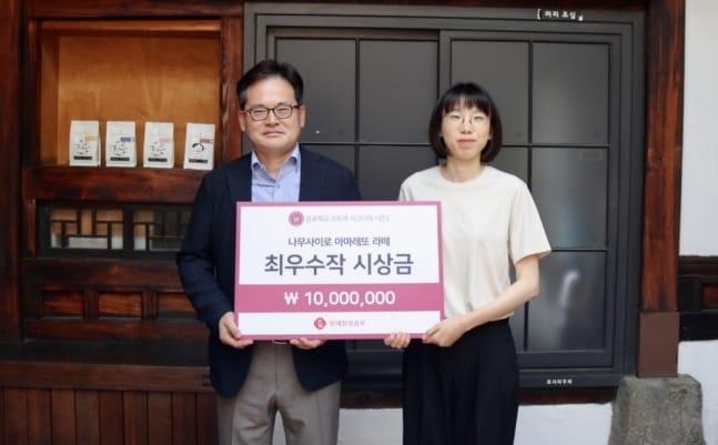 박윤기 롯데칠성음료 대표이사와 목은혜 &#39;나무사이로&#39; 바리스타가 기념사진 촬영을 하고 있다.&#40;롯데칠성음료 제공&#41;