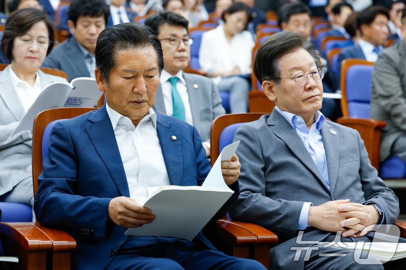 국회 법제사법위원회 위원장인 정청래 더불어민주당 최고위원&#40;앞줄 왼쪽&#41;과 이재명 대표가 20일 오후 서울 여의도 국회에서 열린 긴급 의원총회에 참석하고 있다. 2024.6.20/뉴스1 ⓒ News1 안은나 기자