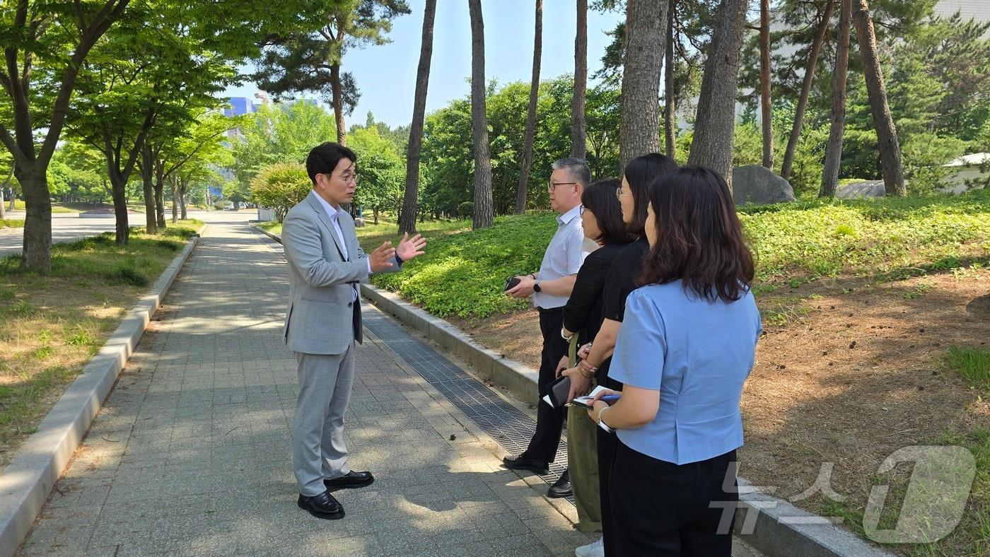 울산광역시의회 방인섭 의원이 20일 남구 달동 문화공원에 방문해 반려동물 공간 조성을 모색했다. &#40;시의회 제공&#41;