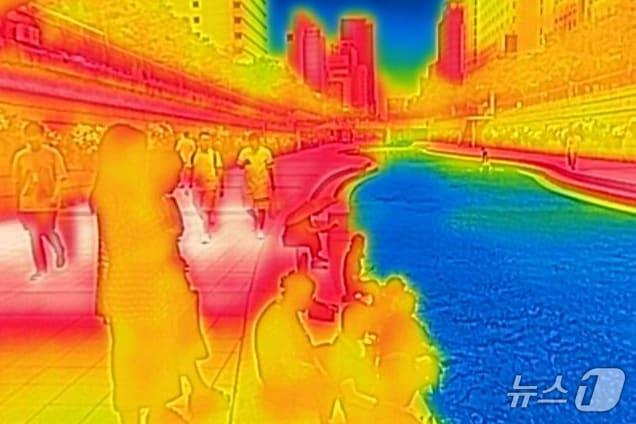 서울 지역 낮 최고 기온이 35도까지 올라 불볕더위가 찾아온 20일 열화상 카메라에 담긴 서울 종로구 청계천 산책로 일대 높은 온도를 나타내는 부분이 붉게 표시되고 있다.&#40;열화상카메라 촬영&#41;2024.6.20/뉴스1 ⓒ News1 민경석 기자