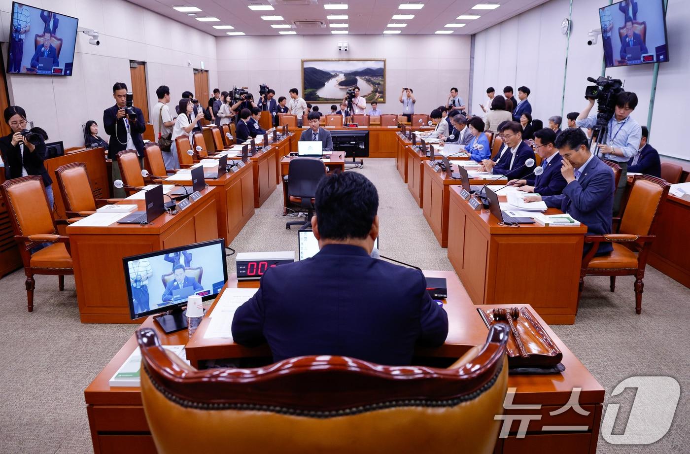 20일 오후 서울 여의도 국회에서 열린 농림축산식품해양수산위원회 제1차 전체회의에서 어기구 위원장이 국민의힘 의원들 불참 속에 회의를 주재하고 있다. 2024.6.20/뉴스1 ⓒ News1 안은나 기자