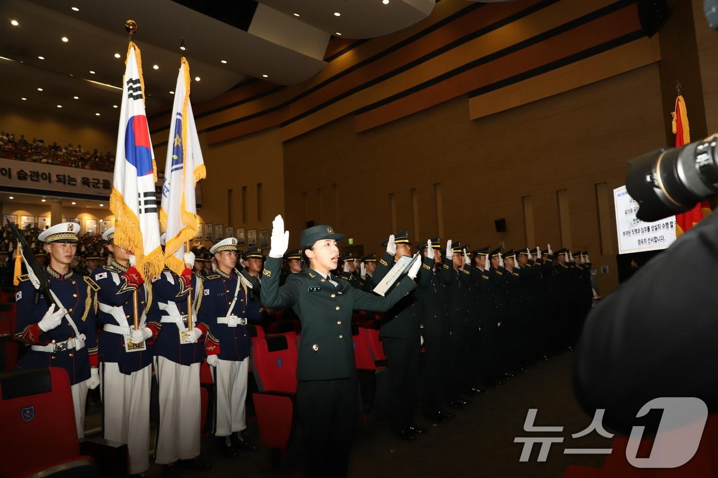 20일 충북 괴산 육군학생군사학교에서 열린 &#39;2024년 대한민국 육군장교 통합 임관식&#39;에서 임관 장교들이 임관선서를 하고 있다. &#40;육군 제공&#41; 2024.6.20/뉴스1