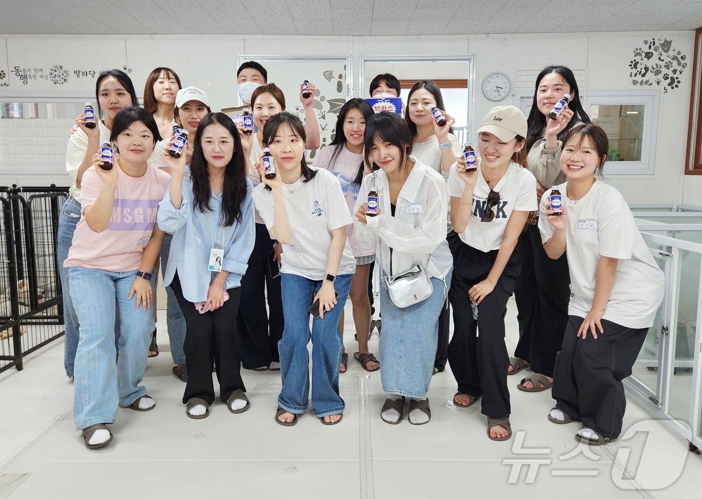 동아제약 임직원들로 구성된 유기동물 보호 서포터즈 &#39;동아 펫트너&#39;가 20일 서울시 민관협력 입양센터 발라당에서 두 번째 봉사활동을 진행했다. ⓒ 뉴스1 한송아 기자