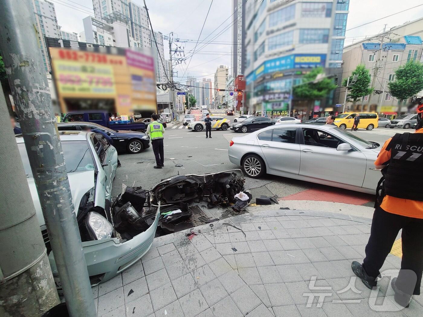  20일 오후 4시 22분쯤 부산 연제구 한 교차로에서 4중 충돌 사고가 발생했다.&#40;부산 연제경찰서 제공&#41;