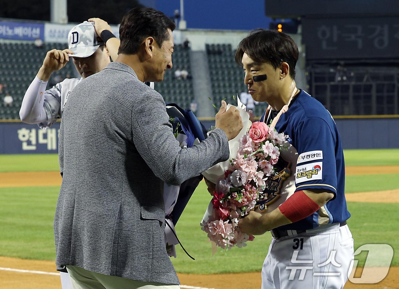 NC 손아섭이 20일 오후 서울 송파구 잠실야구장에서 열린 프로야구 &#39;2024 신한 SOL 뱅크 KBO리그&#39; NC 다이노스와 두산 베어스의 경기 6회초 2사 주자 없는 상황 통산 2505번째 안타를 날려 KBO리그 최다 안타 신기록을 경신한 뒤 박용택 해설위원에게 축하를 받고 있다. 2024.6.20/뉴스1 ⓒ News1 박정호 기자