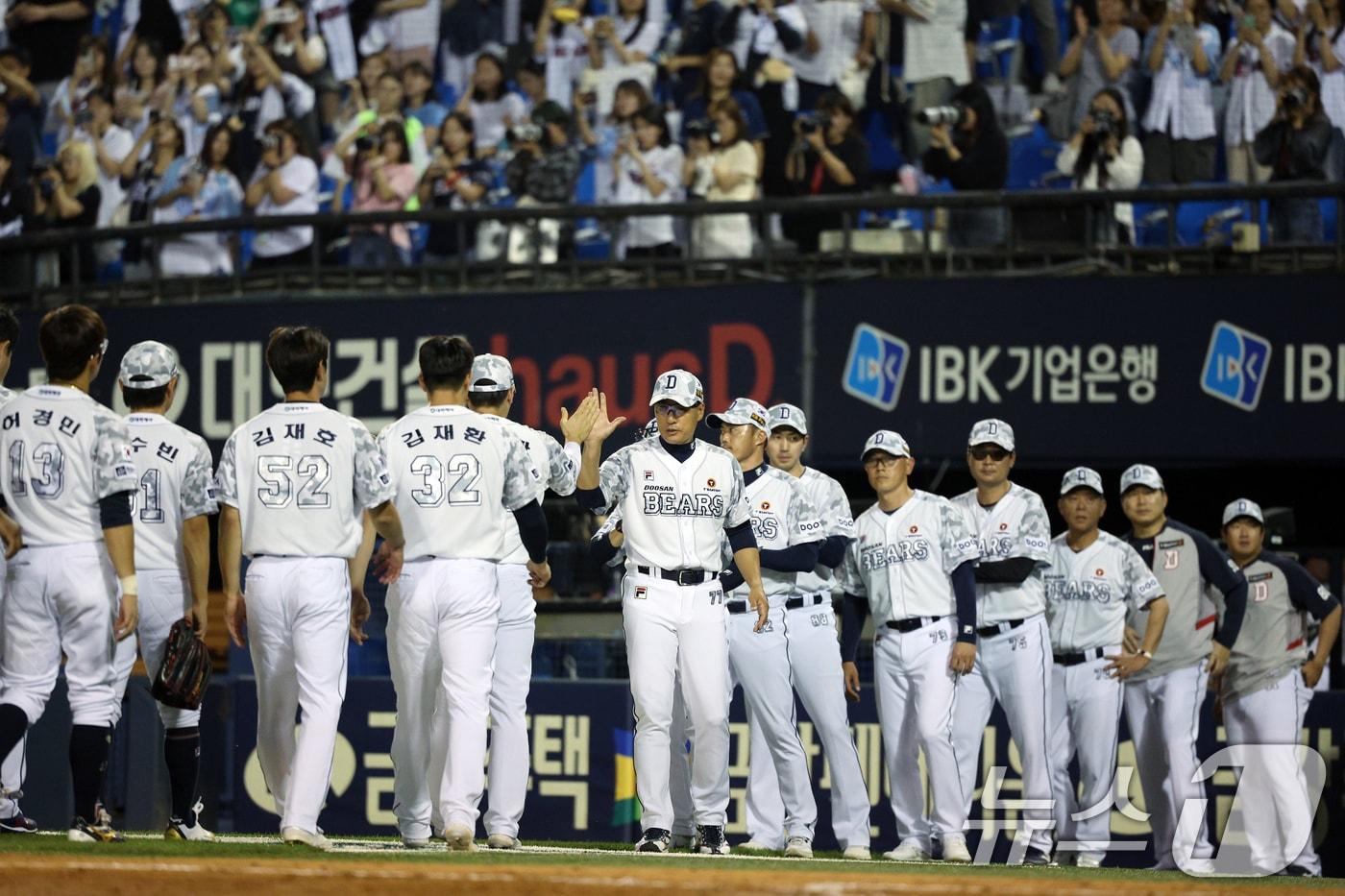 3일 오후 서울 송파구 잠실야구장에서 열린 프로야구 &#39;2024 신한 SOL 뱅크 KBO리그&#39; 롯데 자이언츠와 두산 베어스의 경기에서 승리를 거둔 두산 이승엽 감독이 선수들과 하이파이브를 하고 있다. /뉴스1 ⓒ News1 박정호 기자