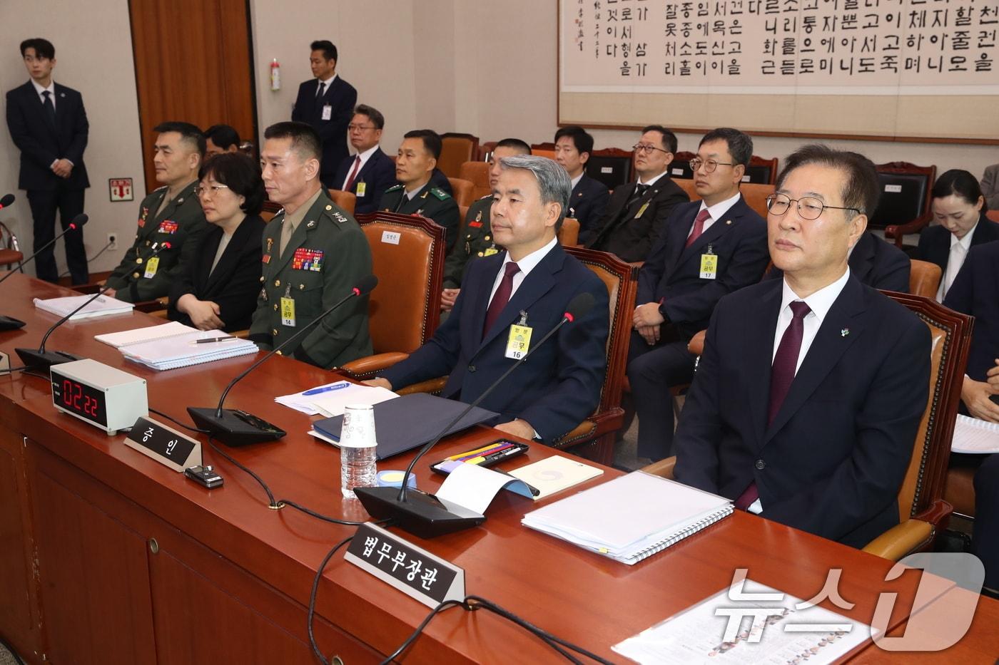 박성재 법무부 장관&#40;오른쪽부터&#41;, 이종섭 전 국방부 장관, 임성근 전 해병대 1사단장, 유재은 국방부 법무관리관, 박정훈 전 해병대수사단장이 21일 오전 서울 여의도 국회에서 열린 법제사법위원회 전체회의 순직 해병 수사 방해 및 사건 은폐 등의 진상규명을 위한 특별검사의 임명 등에 관한 법률안 관련 입법청문회에 증인 및 참고인으로 출석해 자리하고 있다. 2024.6.21/뉴스1 ⓒ News1 이광호 기자