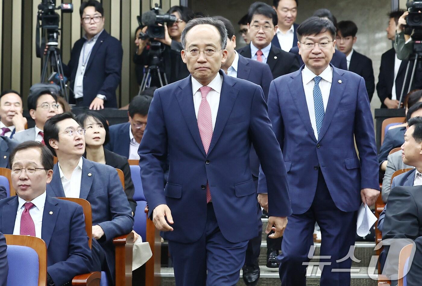 추경호 국민의힘 원내대표가 21일 오전 서울 여의도 국회에서 열린 의회정치 원상복구 의원총회에서 정점식 정책위의장 등과 참석하고 있다. 2024.6.21/뉴스1 ⓒ News1 김민지 기자