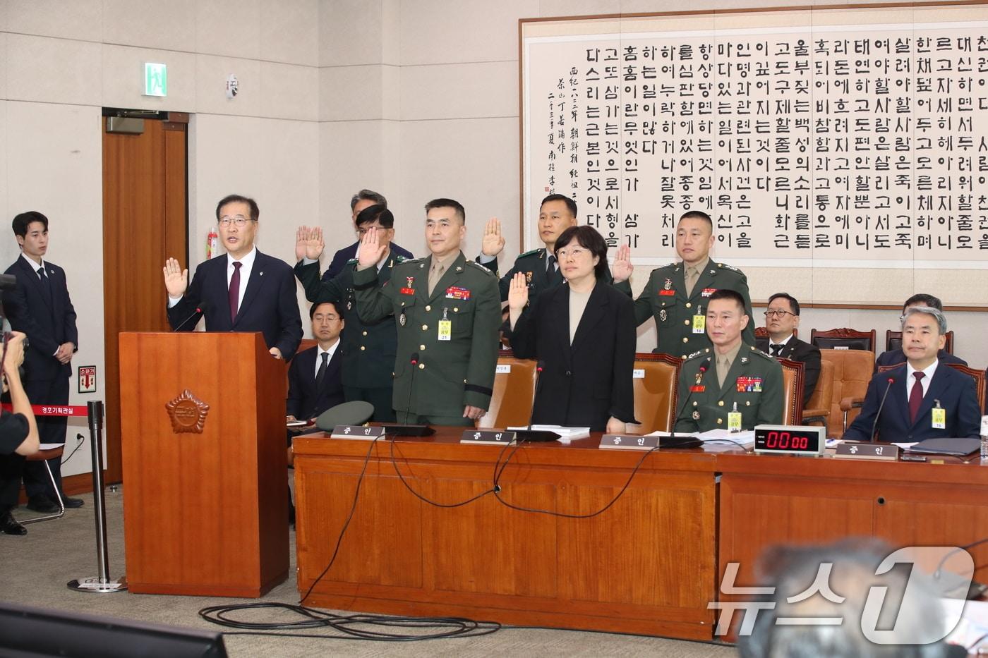 박성재 법무부 장관&#40;앞줄 왼쪽부터&#41;과 박정훈 전 해병대수사단장, 유재은 국방부 법무관리관이 21일 오전 서울 여의도 국회에서 열린 법제사법위원회 전체회의 순직 해병 수사 방해 및 사건 은폐 등의 진상규명을 위한 특별검사의 임명 등에 관한 법률안 관련 입법청문회에서 증인선서를 하고 있다. 이날 이종섭 전 국방부 장관과 임성근 전 해병대 1사단장, 신범철 전 국방부차관은 증인 선서를 거부 했다. 2024.6.21/뉴스1 ⓒ News1 이광호 기자