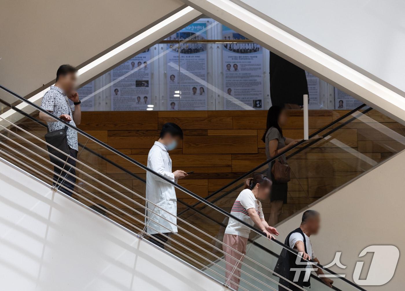 서울 소재 한 대학교병원에서 의료진들이 발걸음을 옮기고 있다. 2024.6.21/뉴스1 ⓒ News1 이재명 기자