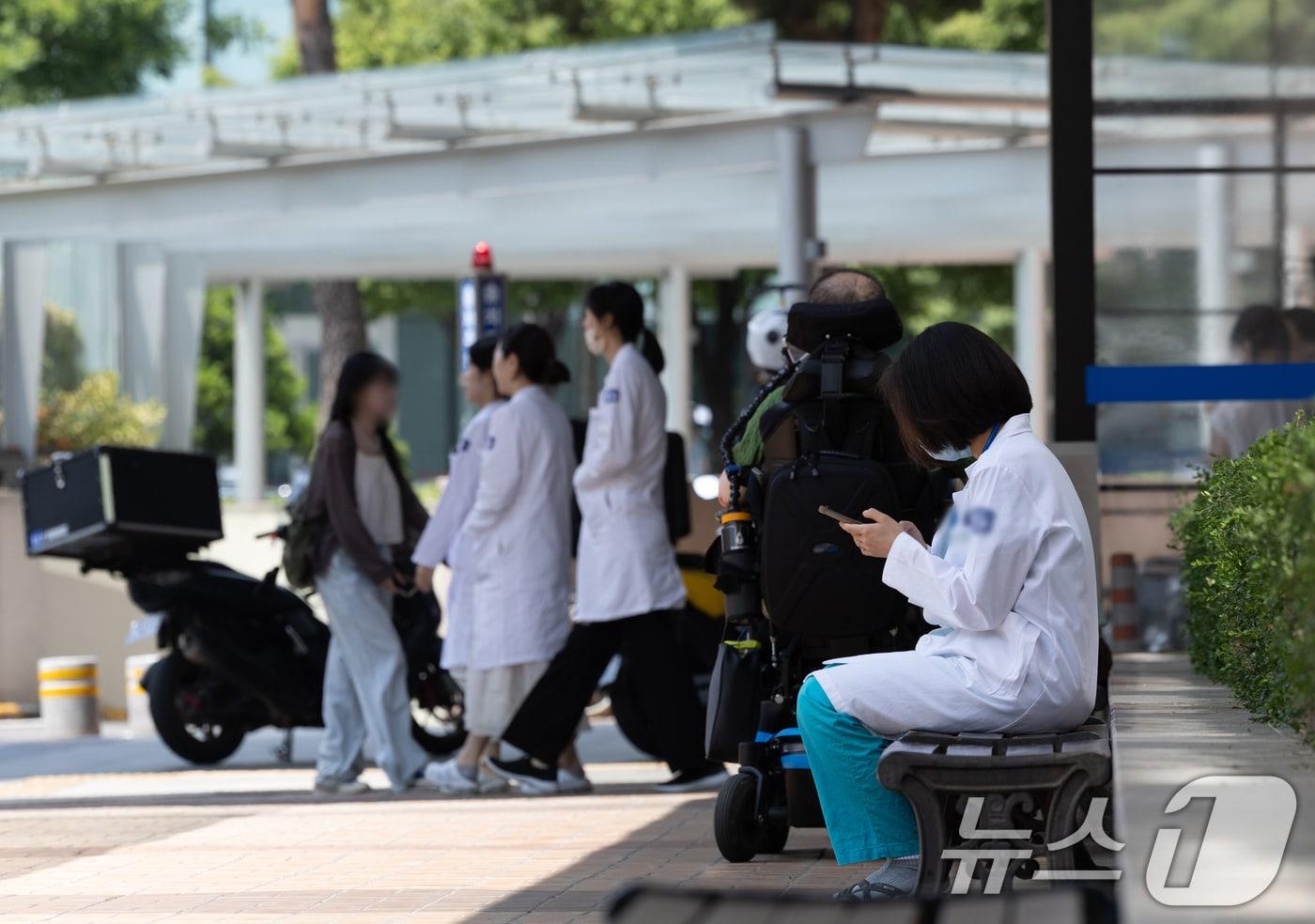 의정갈등이 이어지고 있는 21일 오전 서울 소재 한 대학교병원에서 의료진이 의자에서 휴식을 취하고 있다. 2024.6.21/뉴스1 ⓒ News1 이재명 기자