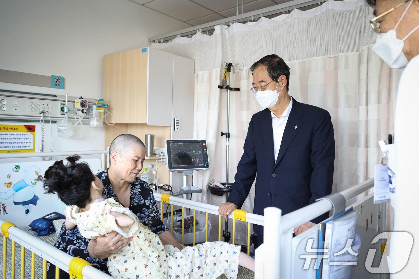 한덕수 국무총리가 21일 충남 천안 단국대병원에서 지난주 환우단체 간담회에 참석했던 김정애님의 자녀 퇴원 현장 방문해 위로하고 있다. &#40;총리실 제공&#41;2024.6.21/뉴스1 ⓒ News1 허경 기자