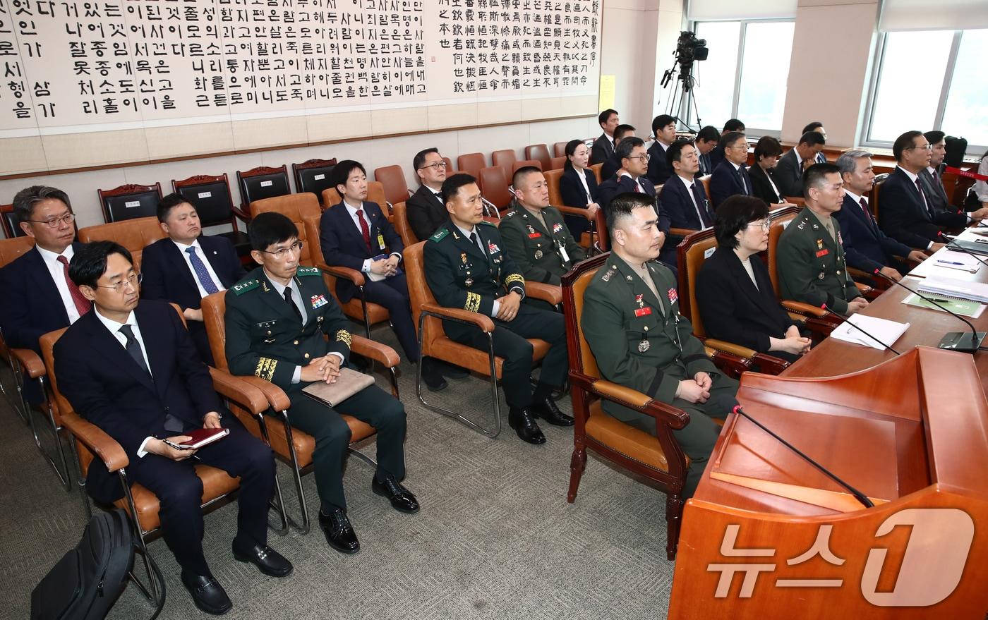 21일 오전 서울 여의도 국회에서 열린 법제사법위원회 전체회의 순직 해병 수사 방해 및 사건 은폐 등의 진상규명을 위한 특별검사의 임명 등에 관한 법률안 관련 입법청문회에 출석한 증인 및 참고인들이 자리에 앉아 있다. 2024.6.21/뉴스1 ⓒ News1 이광호 기자