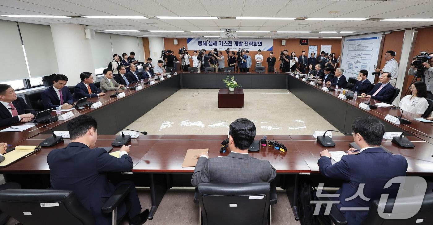 안덕근 산업통상자원부 장관이 21일 서울 종로구 석탄회관에서 열린 동해 심해 가스전 개발 전략회의에서 모두발언을 하고 있다. 2024.6.21/뉴스1 ⓒ News1 김성진 기자