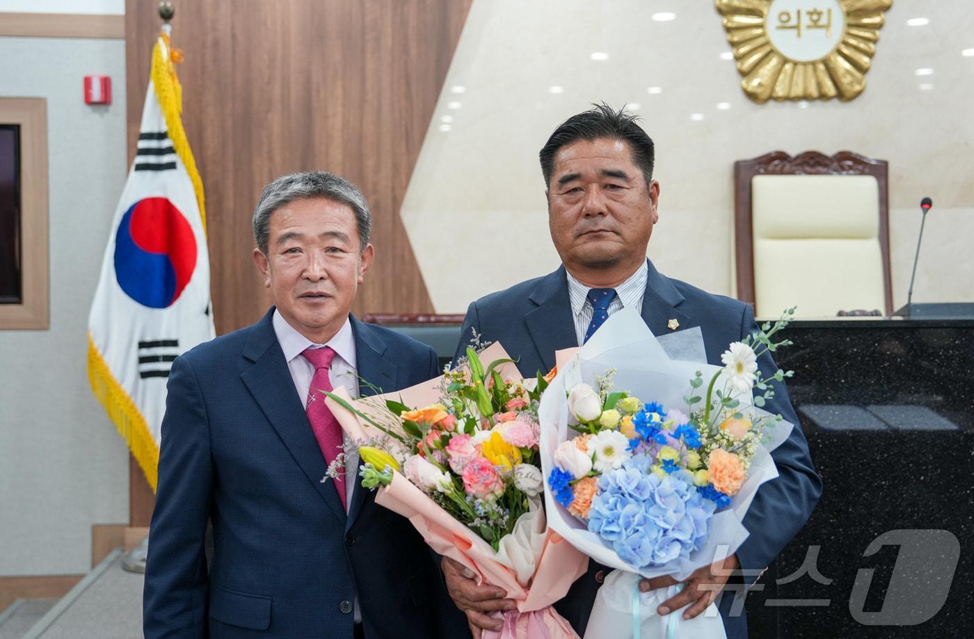 괴산군의회 후반기 의장에 선출된 김낙영 의원&#40;오른쪽&#41;과 신송규 의장.&#40;괴산군의회 제공&#41;/뉴스1