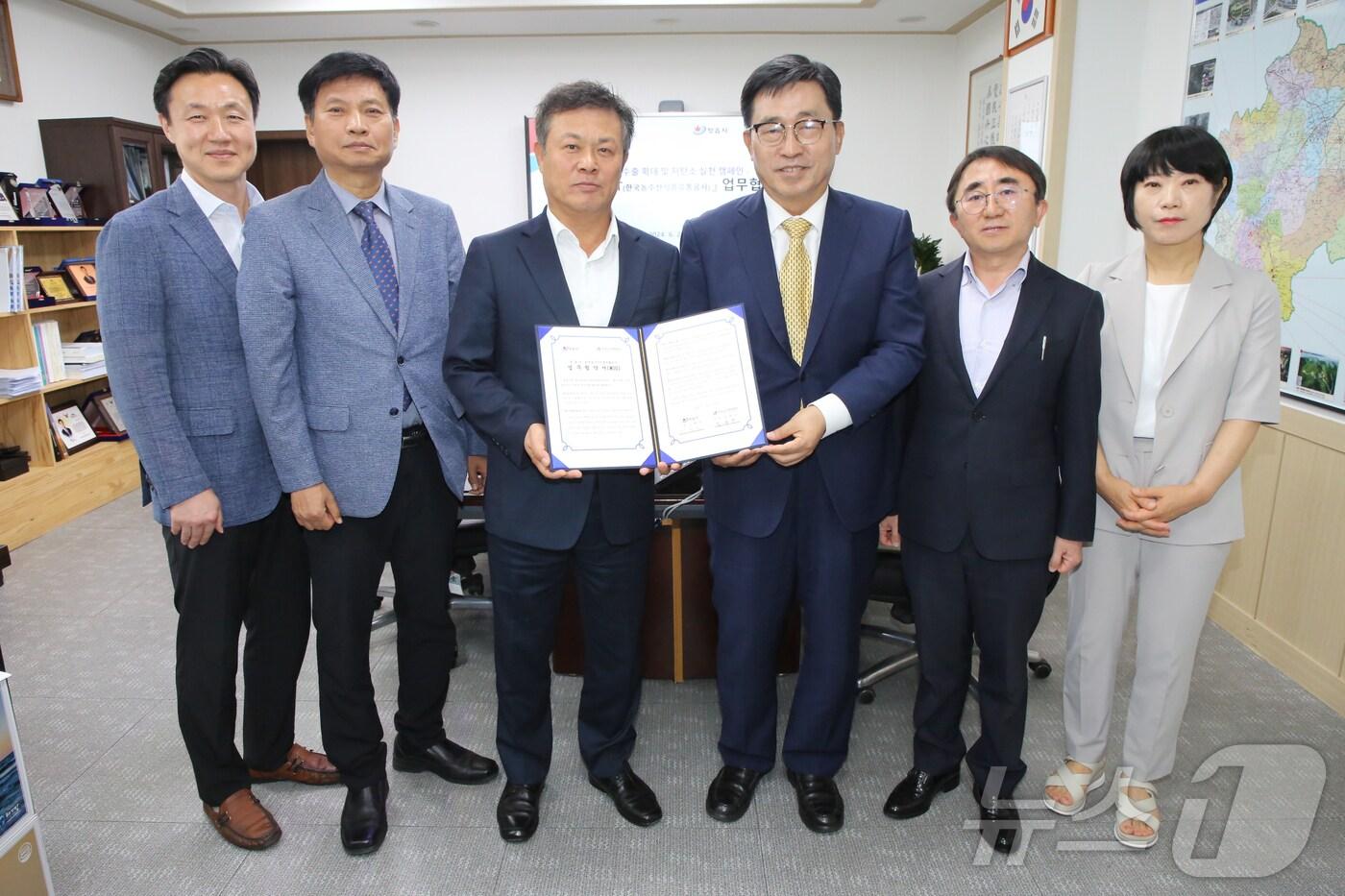 정읍시와 한국농수산식품유통공사&#40;aT·사장 김춘진&#41;가  21일 정읍시청에서 지역 농식품 수출확대와 저탄소 식생활 확산을 위해 업무협약을 맺었다.&#40;정읍시 제공&#41;2024.6.21/뉴스1