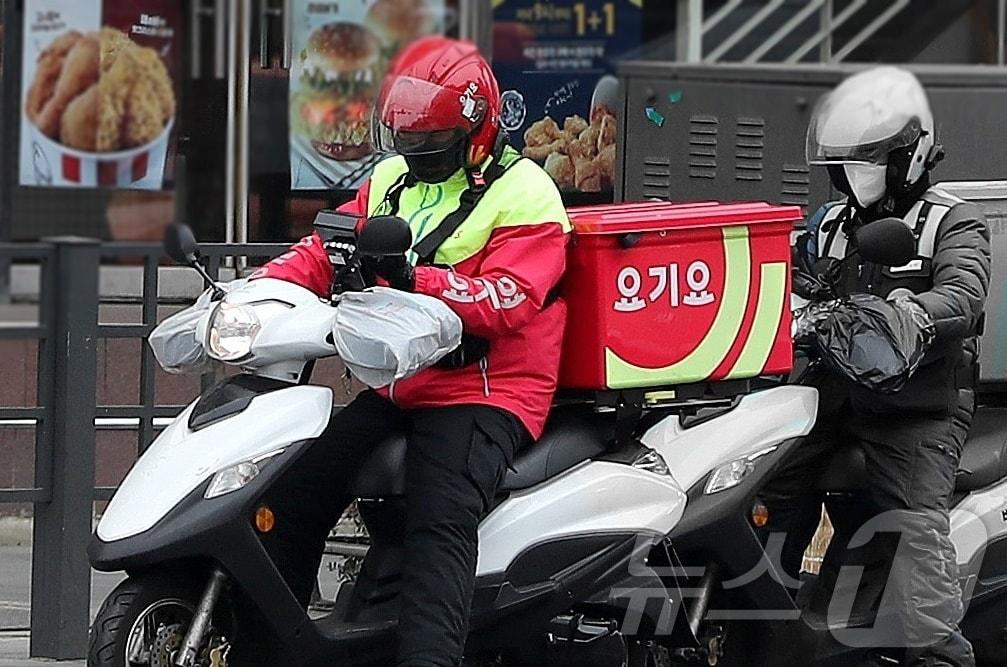 요기요 라이더가 서울 시내 도로 위에서 신호를 기다리고 있다. &#40;뉴스1DB&#41;