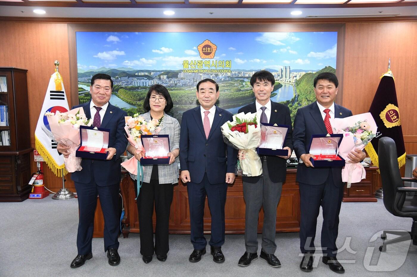 울산광역시의회 4명의 의원이 대한민국시도의회의장협의회 제15회 우수의정대상을 수상했다. &#40;시의회 제공&#41;