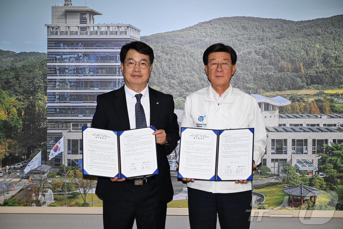 정종복 기장군수&#40;오른쪽부터&#41;와 한웅구 한국공인중개사협회 기장군지회장이 업무 협약 뒤 기념 사진을 찍고 있다&#40;부산 기장군청 제공&#41;