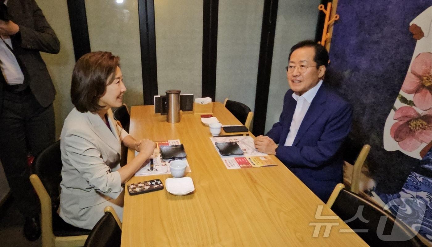 국민의힘 당권 도전에 나서는 나경원 의원이 21일 오후 대구 동구 신세계백화점 대구점 내 한 일식집에서 홍준표 대구시장과 만나 대화를 나누고 있다. 2024.6.21/뉴스1 ⓒ News1 남승렬 기자