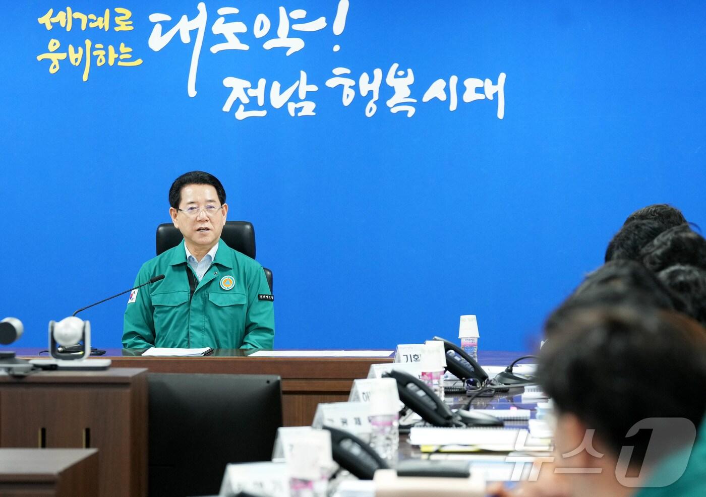 김영록 전라남도지사가 22일 도청 재난종합상황실에서 실·국장들이 참석한 가운데 호우 대비 재난 대책회의를 주재하고 있다.&#40;전남도 제공&#41; 2024.6.22/뉴스1 