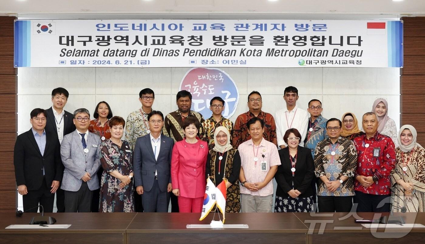 인도네시아 정부 관계자들은 21일 대구교육청을 찾아 인공지능·디지털 교육과 스마트교실 정책을 논의했다. 인니 정부 관계자들과 강은희 교육감이 기념촬영을 하고 있다. &#40;대구교육청 제공&#41; 2024.6.21/뉴스1