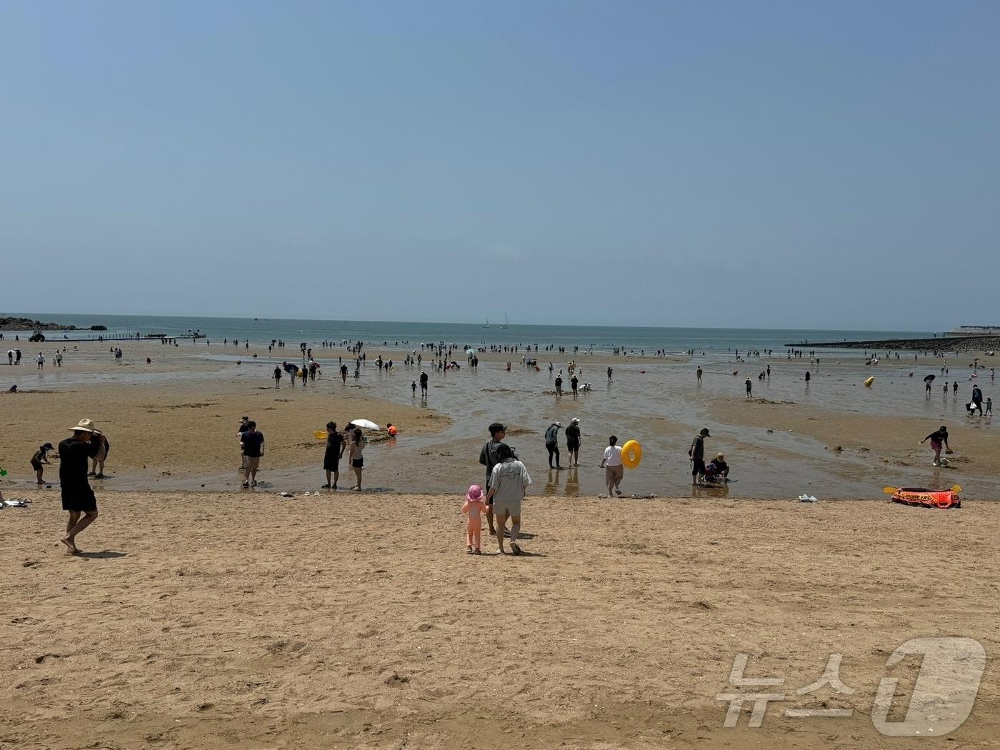 인천시 중구 을왕리 해수욕장을 찾은 시민들이 피서를 즐기고 있다.2024.6.23/뉴스1 ⓒ News1 박소영 기자