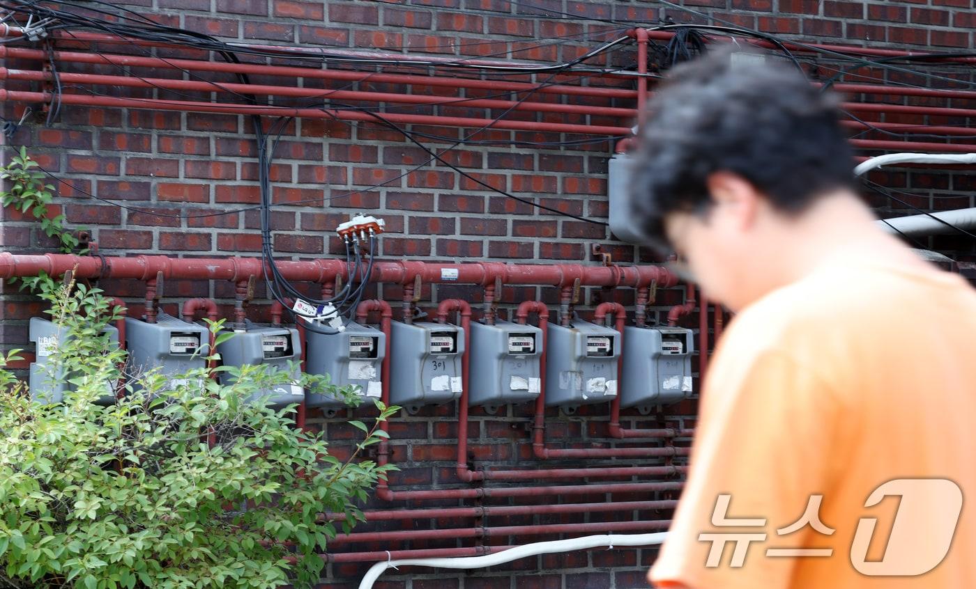 서울 용산구 우사단로의 주택가 가스계량기 옆으로 시민이 지나고 있다.ⓒ News1 박정호 기자