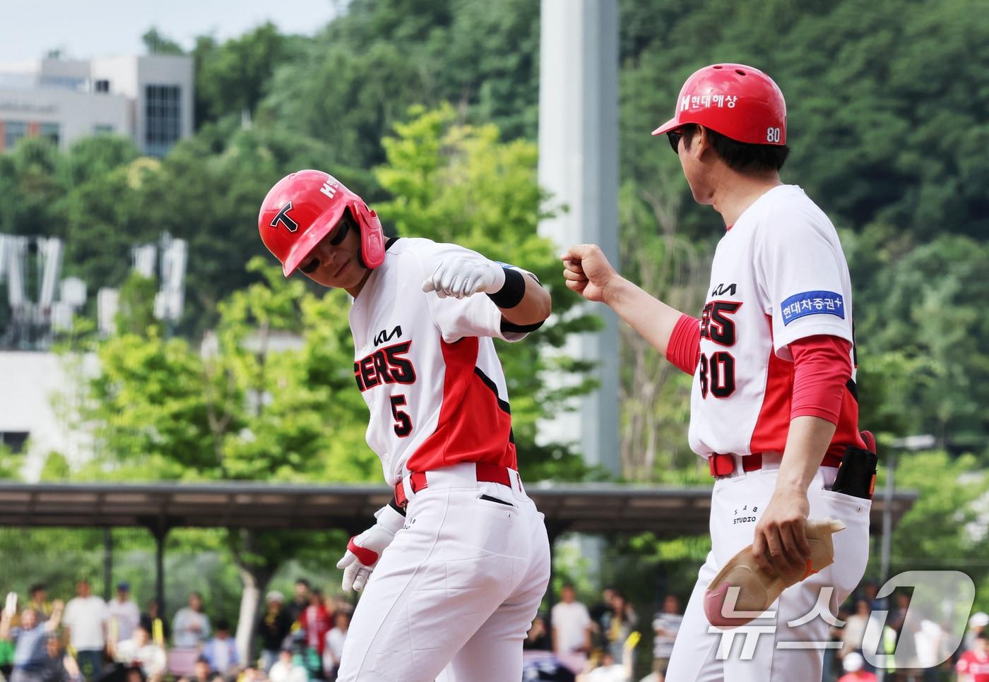 23일 오후 광주 기아챔피언스필드에서 열린 &#39;2024 신한 SOL 뱅크 KBO리그&#39; 한화 이글스와 KIA타이거즈 경기에서 7회말 노아웃 1루 상황에서 KIA김도영이 내야안타로 진루하고 있다. 2024.6.23/뉴스1 ⓒ News1 김태성 기자