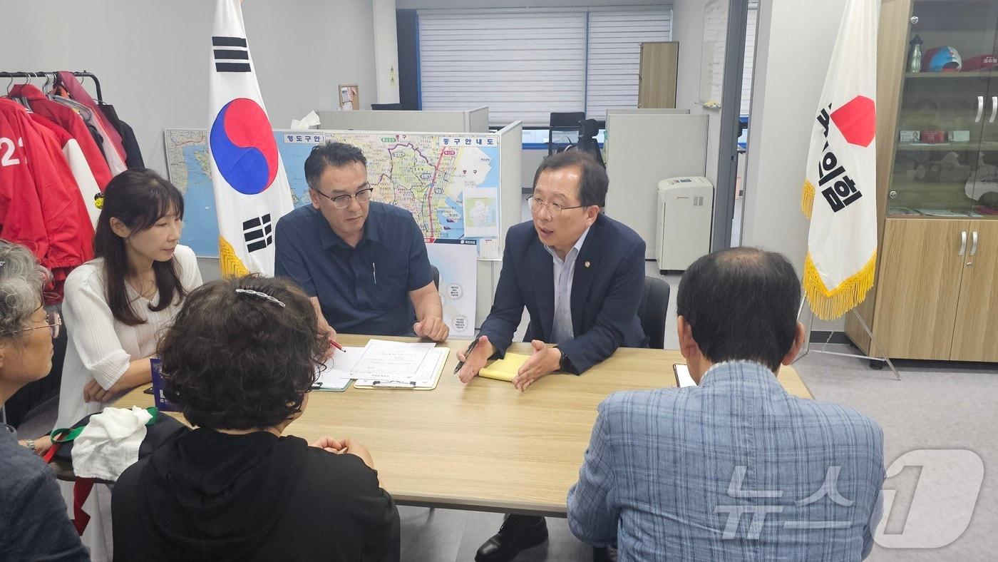 조승환 의원이 부산 영도구 국회의원 사무소에서 주민들과 지역 현안에 대해 소통하고 있다.2023.6.23.&#40;조승환 의원실 제공&#41;