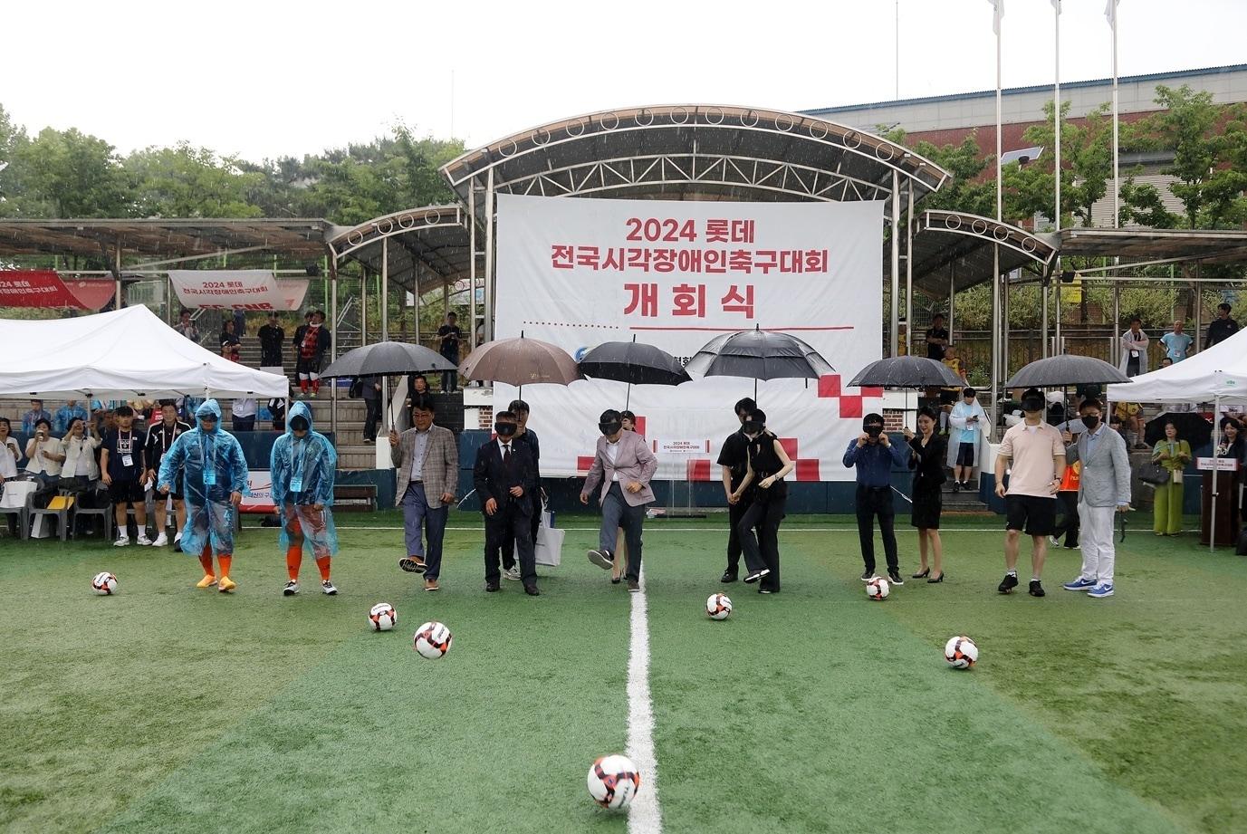 축구협회와 체육회 및 롯데재단 이사장과 홍보대사 김재원이 시축을 선보이고 있다.&#40;롯데장학재단 제공&#41;. 