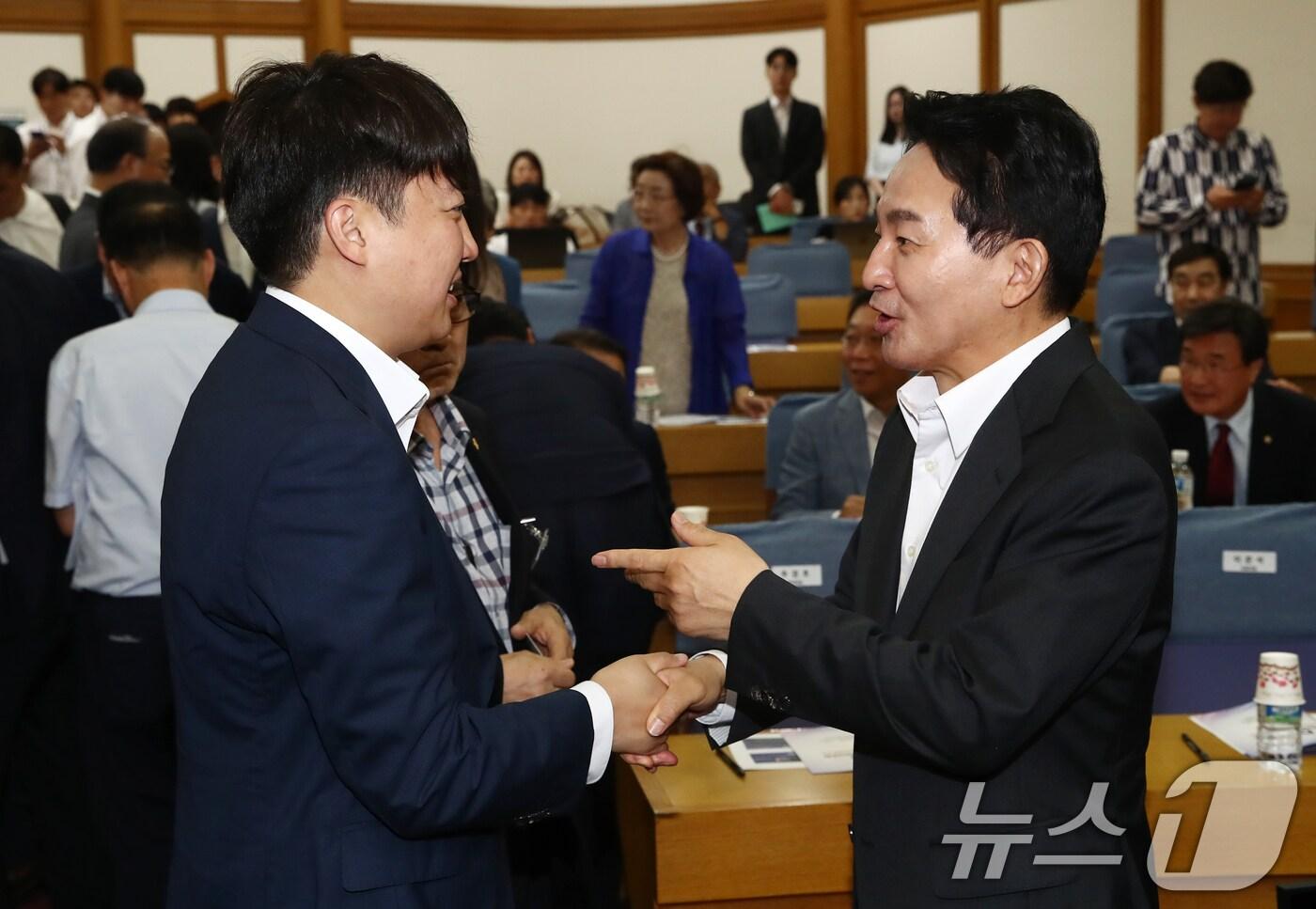 국민의힘 당 대표 출마를 선언한 원희룡 전 국토부장관&#40;오른쪽&#41;과 이준석 개혁신당 의원이 24일 오전 서울 여의도 국회 의원회관에서 열린 대한민국 미래혁신포럼 창립총회 및 기념 특강에서 악수하고 있다. 2024.6.24/뉴스1 ⓒ News1 이광호 기자