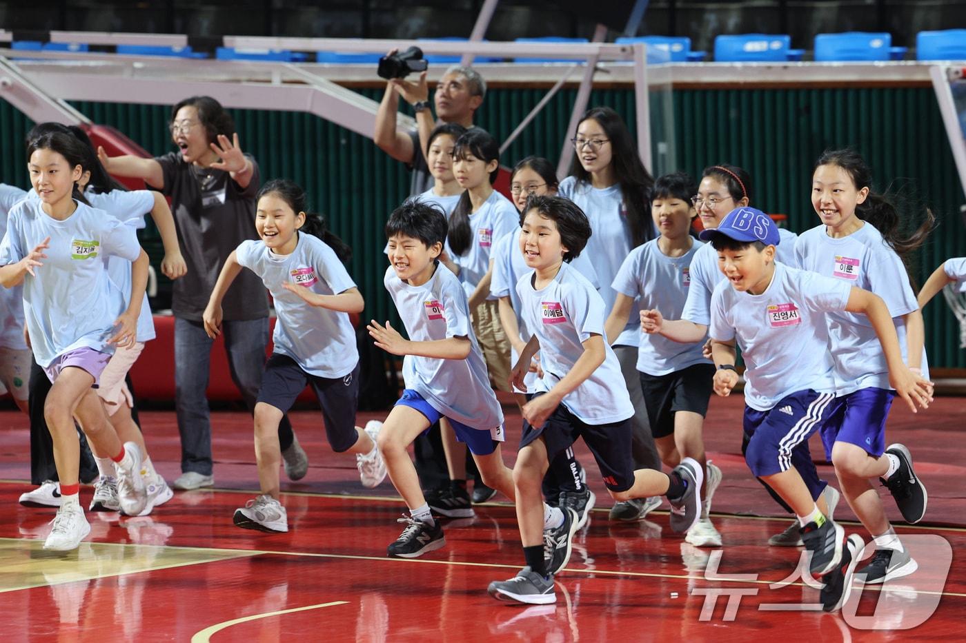 24일 오전 서울 송파구 학생체육관에서 열린 &#39;학교 밖 청소년 친구랑 체육대회&#39;에 참가한 청소년들이 바구니 농구 놀이를 하고 있다. 2024.6.24/뉴스1 ⓒ News1 신웅수 기자