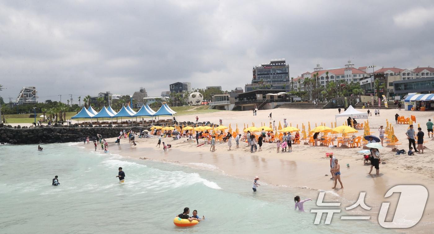 제주 5개 해수욕장이 조기개장한 24일 오전 제주시 조천읍 함덕해수욕장에서 피서객들이 물놀이를 하고 있다. 이날 제주에서는 금능·협재·곽지·함덕·이호테우 등 5개 해수욕장이 조기개장했다. 7월 1일에는 나머지 7곳의 지정 해수욕장이 문을 연다. 2024.6.24/뉴스1 ⓒ News1 오현지 기자