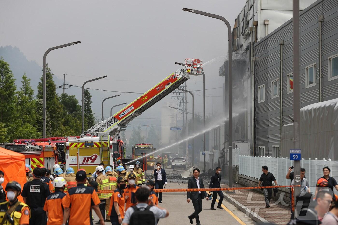 24일 경기 화성시에 위치한 일차전지 제조 공장에서 화재가 발생, 소방대원들이 화재를 진압하고 있다. 이 불로 현재까지 1명이 사망한 것으로 파악됐다. 다만 불이 날 당시 공장 내부에 다수 인원이 고립된 것으로 추정돼 피해가 더 늘어날 가능성도 있다고 소방 당국 설명이다. 2024.6.24/뉴스1 ⓒ News1 김영운 기자