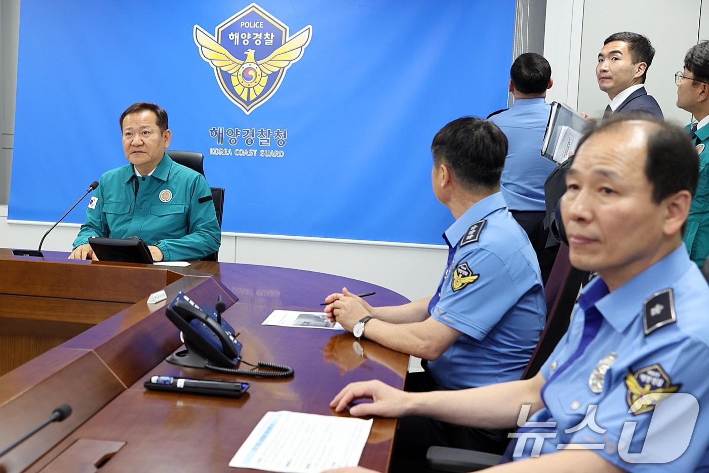 이상민 행정안전부 장관이 24일 오전 인천 연수구 해양경찰청 종합상황실에서 경기도 화성시 공장 화재와 관련해 중앙재난안전대책본부 영상 회의를 주재하고 있다. &#40;행정안전부 제공&#41; 2024.6.24/뉴스1