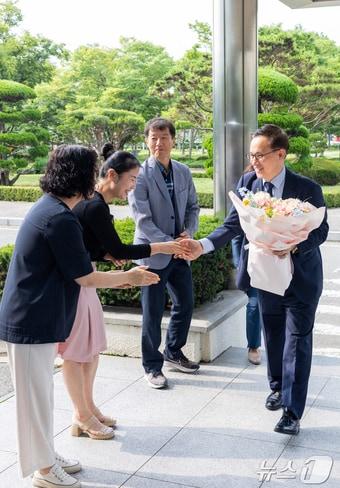 권진회 경상국립대 총장이 24일 첫 출근을 하면서 직원들과 인사를 하고 있다&#40;경상국립대 제공&#41;. 2024.6.24