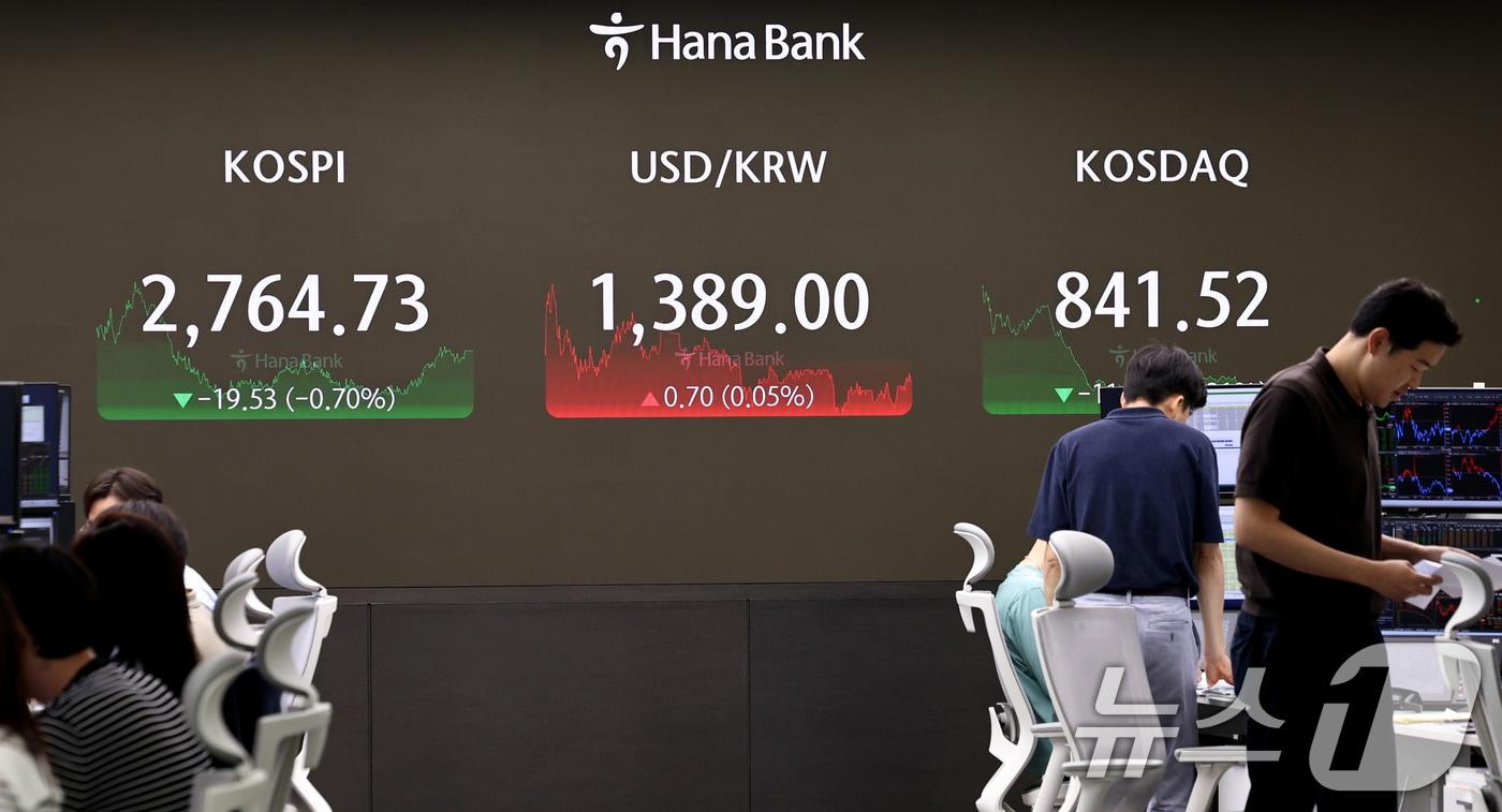 24일 오후 서울 중구 하나은행 본점 딜링룸 전광판. &#40;자료사진&#41; 2024.6.24/뉴스1 ⓒ News1 구윤성 기자