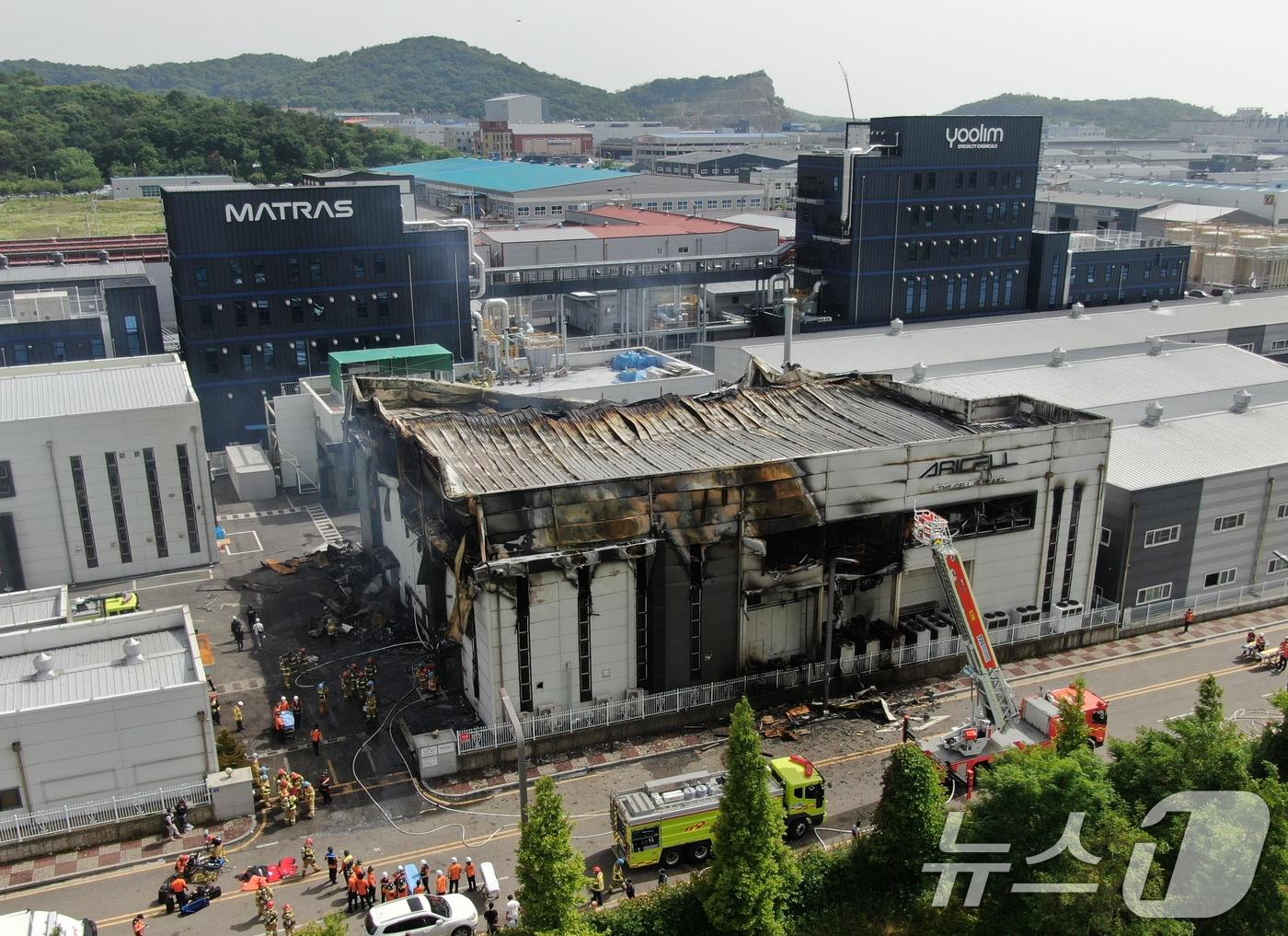 24일 경기 화성시에 위치한 일차전지 제조 공장 아리셀에서 화재가 발생, 소방대원들이 화재진압을 하고 있다. 2024.6.24/뉴스1 ⓒ News1 김영운 기자