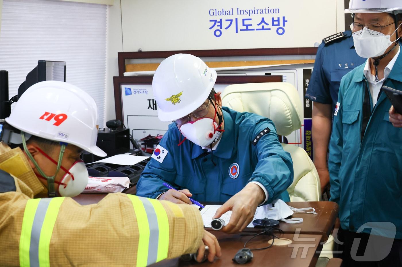 한덕수 국무총리가 24일 오후 경기도 화성시 소재 리튬전지 제조 공장 화재현장을 방문, 행정안전부 장관과 소방청장으로부터 사고 현황과 수습계획을 보고 받고 있다. &#40;총리실 제공&#41; 2024.6.24/뉴스1 ⓒ News1 허경 기자