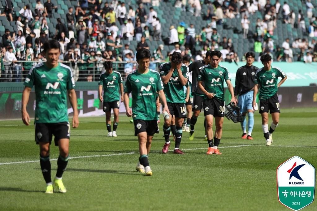 패배 후 고개 숙인 전북 선수들&#40;한국프로축구연맹 제공&#41; 