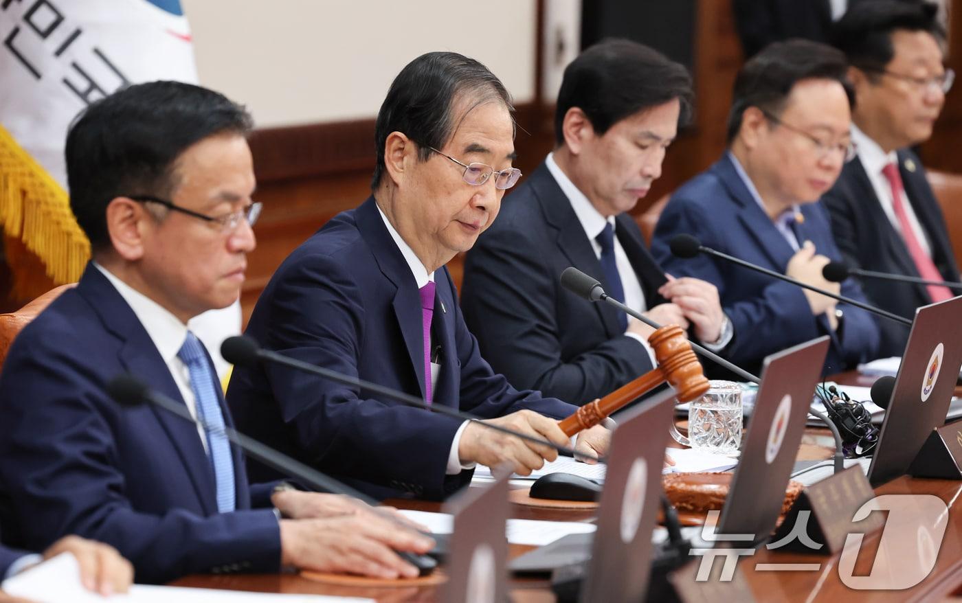 한덕수 국무총리가 25일 서울 종로구 정부서울청사에서 열린 국무회의에서 의사봉을 두드리고 있다. 2024.6.25/뉴스1 ⓒ News1 허경 기자