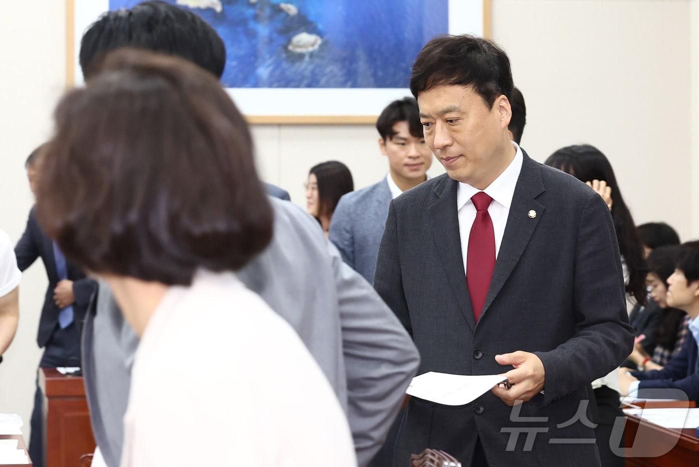 국회 교육위원회 소속 정성국 국민의힘 의원 등이 25일 오전 서울 여의도 국회에서 열린 교육위원회 2차 전체회의에 참석하고 있다. 이날 회의에서는 국민의힘 의원들이 한 달 만에 참석한 가운데 의대 증원과 유보통합 등에 관한 현안을 다룬다. 2024.6.25/뉴스1 ⓒ News1 김민지 기자