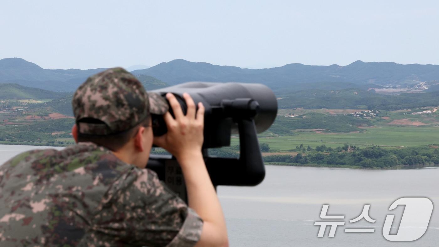 6·25전쟁일인 25일 오전 경기 파주시 오두산전망대를 찾은 군 장병이 북한 땅을 살펴보고 있다. 2024.6.25/뉴스1 ⓒ News1 장수영 기자