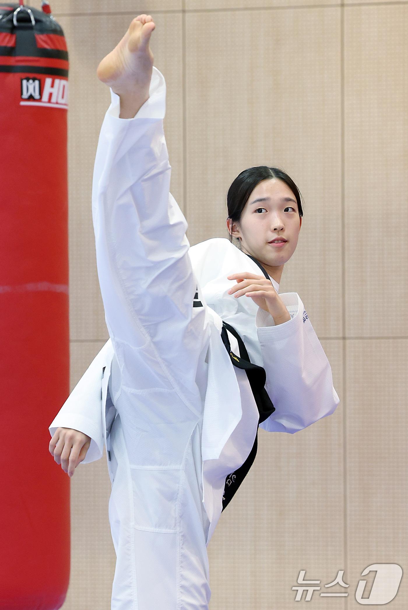 태권도 국가대표팀 김유진 선수가 25일 오후 충북 진천군 광혜원면 선수촌로 진천국가대표선수촌 태권도장에서 열린 2024 파리하계올림픽 태권도 국가대표팀 미디어데이에서 취재진을 향해 포즈를 취하고 있다. 2024.6.25/뉴스1 ⓒ News1 박정호 기자