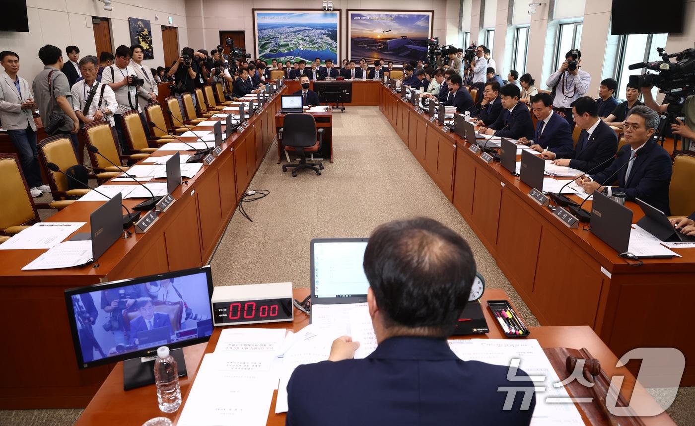 맹성규 국회 국토교통위원장이 25일 오전 서울 여의도 국회 국토교통위원회에서 열린 전세사기 피해자 지원대책 관련 청문회를 주재하고 있다. 이날 국민의힘 위원들은 불참했다. 2024.6.25/뉴스1 ⓒ News1 김민지 기자