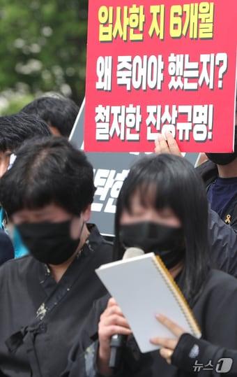 전주페이퍼 사망사고 유가족과 노동·시민사회단체 관계자들이 25일 전북자치도 전주시 전주페이퍼 전주공장 정문 앞에서 &#39;만 19세 청년노동자 사망관련 전주페이퍼 사과 및 진상규명&#39;을 촉구하고 있다. 2024.6.25/뉴스1 ⓒ News1 유경석 기자